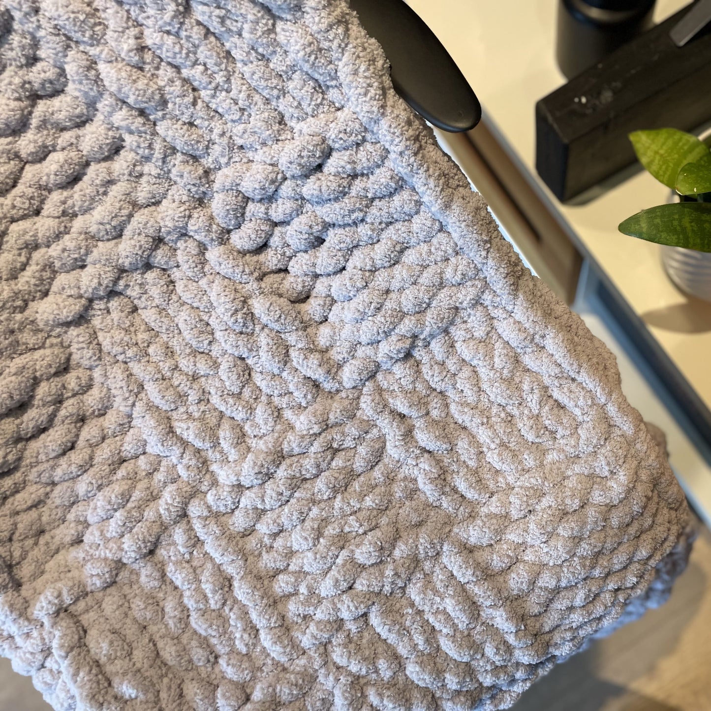 Grey Basket | Finger-Knitted Blanket
